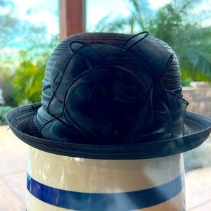 Women’s hat with rosette hatband
